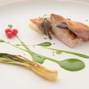 オープンを前に日本各地の生産者を訪ね歩き、シェフ自らが吟味した食材を使用。岩手県石黒農場のホロホロ鶏、長野県清水牧場のチーズなど、生産者の皆さんの思いをお皿に盛り込みます。