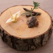 根セロリでつくった折り鶴を柚子のピューレに乗せ、ホロホロ鶏の希少なナチュラルフォアグラを添えた一品。