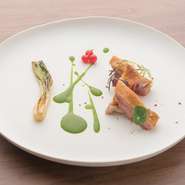 真空低温調理で旨みを閉じ込めた岩手県産ホロホロ鶏のモモ肉を、パースニップのピューレと玉ねぎソースで。