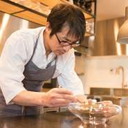 生産者さんたちがどのような環境で、どのような想いで育てているのかを知るため、自分の足で全国をめぐり、実際に目で見て、話を聞いて吟味した食材を使用しています。