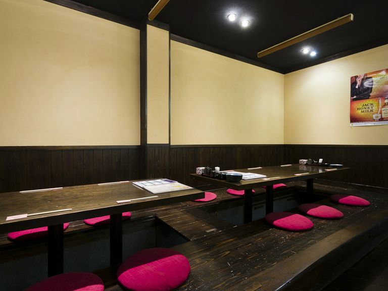 足を伸ばしてくつろげる。掘りごたつ仕様の小上り座敷は宴会に