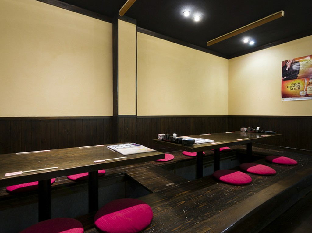 足を伸ばしてくつろげる。掘りごたつ仕様の小上り座敷は宴会に