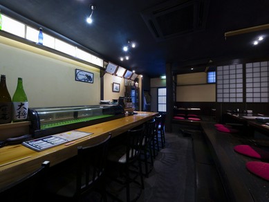 旬の刺身をつまみながら、地酒を楽しむならカウンターがおすすめ