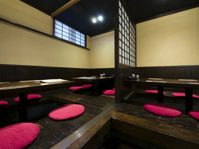 奥の座敷は8名用の席。襖を閉じれば個室として利用できます