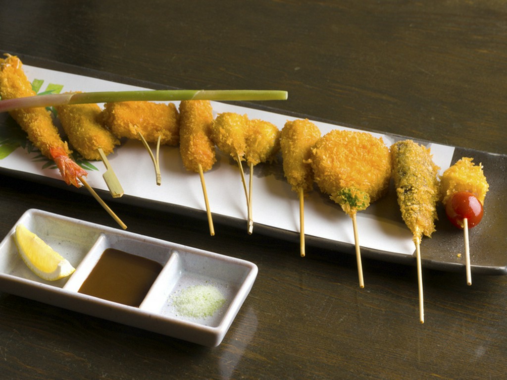 さっくり軽く揚がった串揚げは、抹茶塩またはソースをお好みで