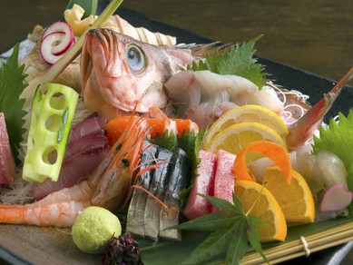 仕入れの状況によって日々変わる。旬の魚介をふんだんに盛り合わせた『御造り盛り（中）』（三～四人前）