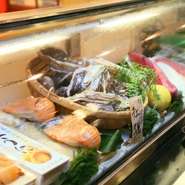 日本には四季折々、旬の食材を味わう文化が根づいています。【創作割烹　湖泉別館】では、魚介や野菜など、その時期にいちばん美味しい食材を仕入れ、料理人が腕をふるい、旬の食材を生かした料理が揃っています。