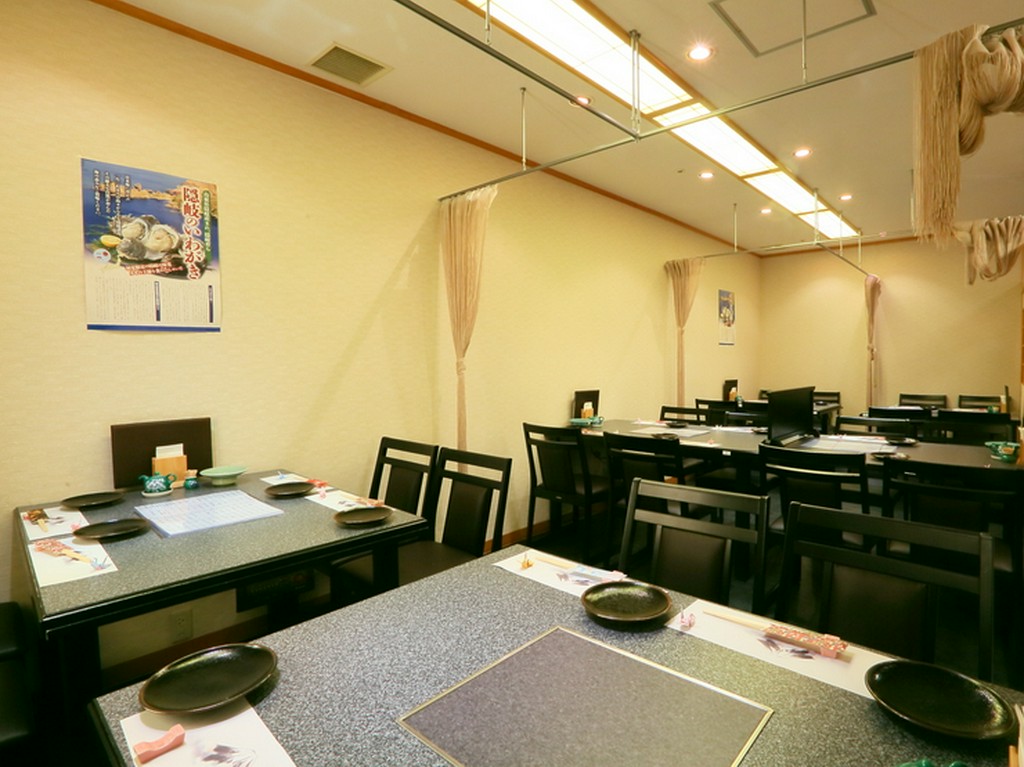 店内はテーブル席とカウンター席のみのバリアフリー