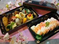 ご希望の押し寿司をお選びください。
(写真は海老押し寿司です)
海老押し寿司 2862円
サバ押し寿司 2862円
うなぎ押し寿司 3400円