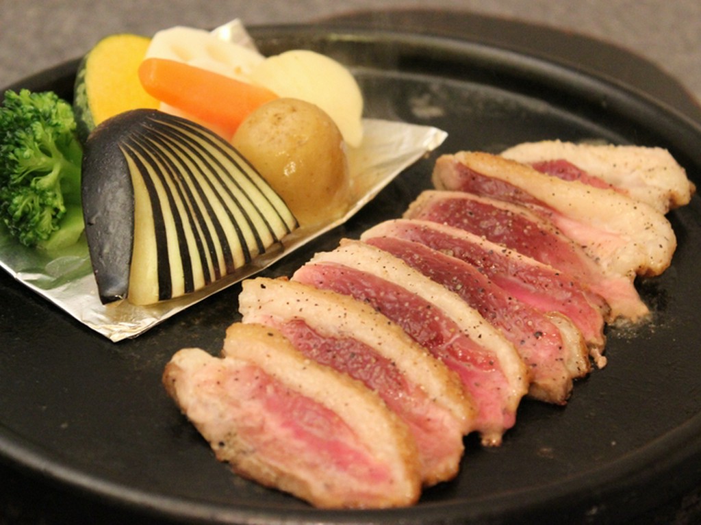 お好みの焼き具合でいただく『河内鴨の粒胡椒焼きガーリック風味』