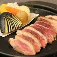 生食でも美味しい「河内鴨」を贅沢なステーキに。鉄板で提供されるので、自分好みの焼き具合でいただきます。