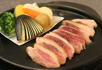 お好みの焼き具合でいただく『河内鴨の粒胡椒焼きガーリック風味』