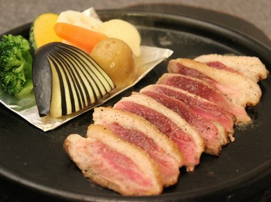 お好みの焼き具合でいただく『河内鴨の粒胡椒焼きガーリック風味』