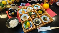 季節のお惣菜9品、汁物、香の物、御飯