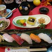 本日のおまかせ寿司六貫盛り、茶碗蒸し、茶そば、汁物
