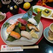本日のおまかせ寿司八貫盛り、茶碗蒸し、茶そば、汁物
プラス150円で珈琲、抹茶お付けできます