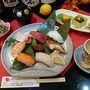 本日のおまかせ寿司八貫盛り、茶碗蒸し、茶そば、汁物
