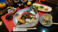 本日のおまかせ寿司八貫盛り、茶碗蒸し、茶そば、汁物