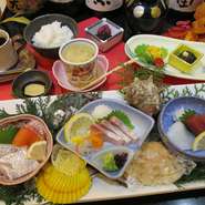 お造り五種盛り、茶碗蒸し、三種惣菜、ご飯、汁物、香の物
