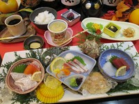 お造り五種盛り、茶碗蒸し、三種惣菜、ご飯、汁物、香の物