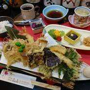 天婦羅盛り、茶碗蒸し、三種惣菜、ご飯、汁物、香の物
プラス200円で珈琲、抹茶お付けできます