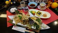 天婦羅盛り、茶碗蒸し、三種惣菜、ご飯、汁物、香の物