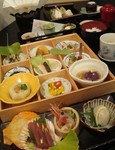 個食料理です。
数に限りがございますので、あらかじめご了承ください。
内容は季節により変わります。