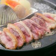 無農薬飼料で平飼いされた合鴨「河内鴨」は口溶けやわらか