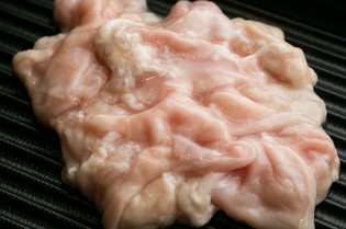 新鮮さが命、味付けせずお出しするホルモンとこだわりのたれ