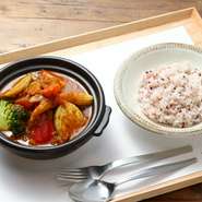 北海道産野菜がたっぷり、スープカレー。札幌の有名店直伝のレシピで本場の味を楽しめます。