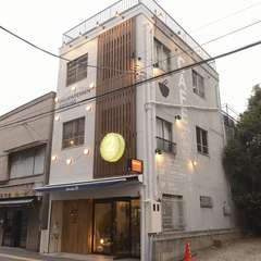 3階建ての素朴なカフェ食堂。くつろぎの空間がここにあります