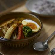 北海道産野菜がたっぷり、薬膳スープカレー。本場の味を楽しめます。