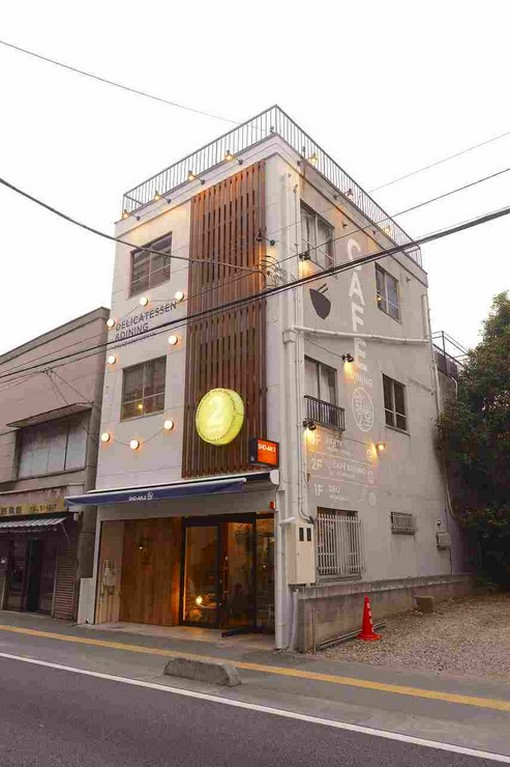 三階建ての素朴なカフェ食堂。くつろぎの空間がここにあります。