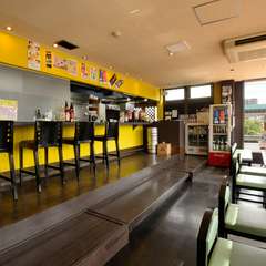  電車が通るのを見ながら、ゆっくりと食事を楽しむひととき