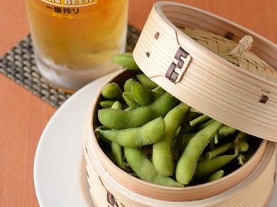 納豆料理をつまみに、 生ビールをじっくりと堪能！