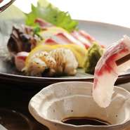 写真は2人前。旬のお魚を毎朝市場から仕入れていて鮮度抜群！日により異なるお魚が食べれるのも楽しみの一つ。京都の四季を感じられる味わいの一皿です。