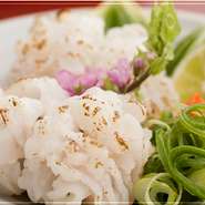 今のシーズンでは主に瀬戸内海の淡路産、または徳島県産の鱧を使用しております。食感を楽しんで頂く為、ご注文頂いたその場で調理させて頂きます。事前予約にはなりますが、鱧のお鍋もご用意致します！