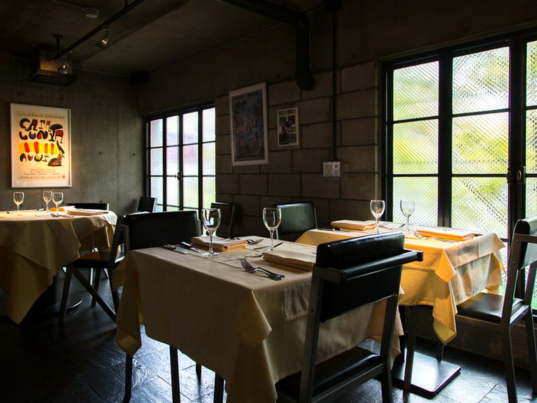 おしゃれな空間で映画のワンシーンのような食事を