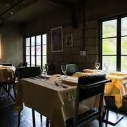 西麻布の裏通りの邸宅をそのまま店にしたという店内は、打ちっぱなしの壁やブロック、天然石の床などが年月とともに味わいを増した素敵な空間。まるで映画のセットのような環境でゆっくりと料理が楽しめます。