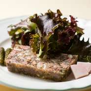 瀬戸内海と周防灘の境界に浮かぶ祝島で完全放牧された豚は、店の常連には知られた人気食材。豚舎なし、人工肥料も使わず育てられるため、肉質・色ともに通常の豚とは比べものにならないほど良く、胃もたれもせず。