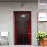 西麻布の閑静な住宅街に溶け込んだ店構えは、注意しないと気づかずに通り過ぎてしまいそうなほど控え目。「こんなところにフレンチが？」と思ってしまいそうな、まさに隠れ家的なお店です。