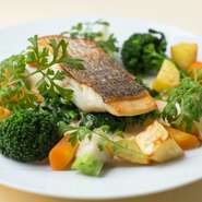 瀬戸内海の天然真鯛をオリーブオイルでソテーし、山口県光市の温野菜をたっぷり添えた一皿。