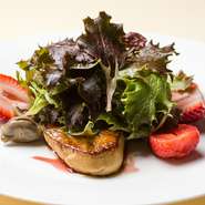 『フォアグラ、いちご、鶏の砂肝コンフィと自家菜園のサラダ』は、前菜ながら私のスペシャリティとも言える一皿。いちごやいちじくなど季節のフルーツとフォアグラ、コンフィ、新鮮な野菜の妙をお楽しみください。