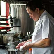 スタッフは私と妻のふたりだけですから、過剰にサービスしすぎず、しかしお客さまには気を配る心地良い距離感を心がけています。テーブルも距離をとって配しているので、静かでゆったりした時間をお過ごしください。