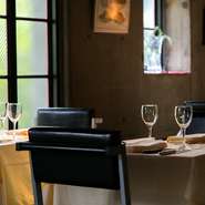 店の周囲は西麻布の交差点からほど近いとは思えないほど静かな住宅街で、また、店内もどこか独特な空気が流れています。夫婦やカップルで、日常の喧騒を忘れて食事をしたいときにぴったりではないでしょうか。