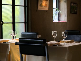 都会の喧騒を忘れて食事できる贅沢な時間