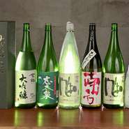 希少価値が高い佐渡の地酒をはじめ、日本各地の銘酒が揃う