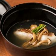 日本料理の花形である『椀物』は、旬の食材の香りと味わいを満喫できる一品。丁寧にとった一番出汁に、旬の魚介や野菜を合わせ、目で楽しめ、素材一つ一つの旨みをじっくり感じられる逸品に仕上げています。