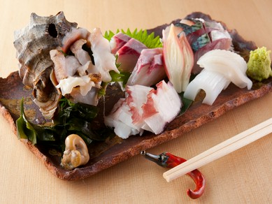 宇和島から直送された旬の魚介がずらりと並ぶ『お造り五点盛り』