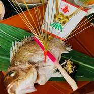 御食事の会席プラン（お一人様8,880円）では、古来より縁起物として重宝される「鯛」をお一人様ずつ姿焼でご用意させていただきます。
ぜひ、当店で節目となる記念日の一時をお過ごしください。